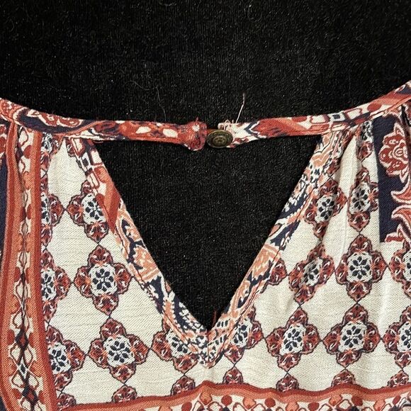 Multi Colored dress with elastic waist. Cut out shoulder. Super cute. Size Small - Picture 4 of 7